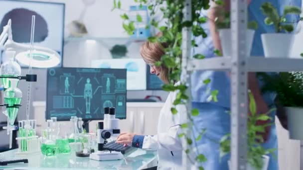 Busy centro de pesquisa biotecnologia — Vídeo de Stock