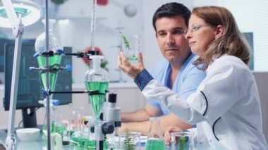 Kıdemli kadın araştırmacı asistanı ile konuşuyor