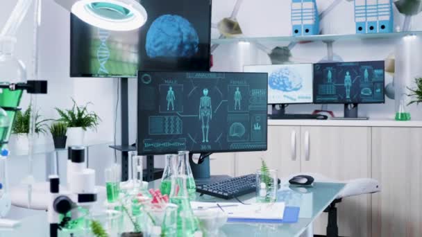 Nahaufnahme eines Computerbildschirms mit futuristischem DNA- und Human-Scan — Stockvideo