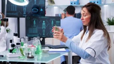 Tüplerdeki test tesislerine bakmak