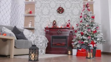 Noel süsleri ile dekore edilmiş güzel oda
