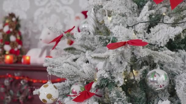Hermoso árbol decorado con una chimenea al lado — Vídeos de Stock