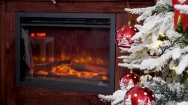 Noel bir ağaç üzerinde kırmızı cam topları süslenmiş