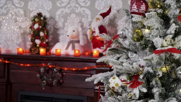 Bastidor enfoque tiro del árbol de Navidad a la chimenea decorada — Vídeo de stock