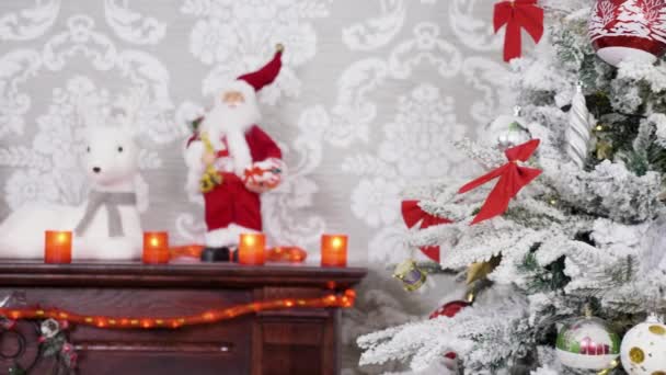 Dolly rack focus from Christmas tree to decorated fireplace — Stock Video