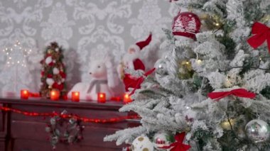 Süslenmiş şömine Noel ağacıDolly raf odak atış