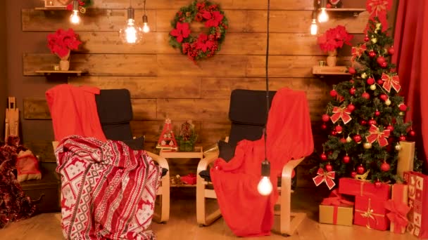 Chambre décorée de Noël rouge pleine de cadeaux — Video