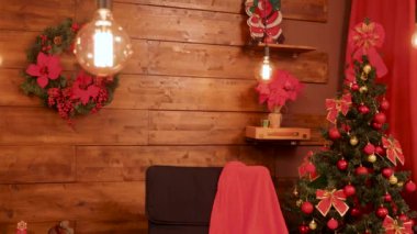 Şenlikli Noel odasında farklı süslemeler