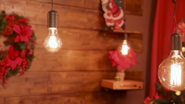 Gros plan des lampes suspendues au mur dans une belle décoration de Noël — Video