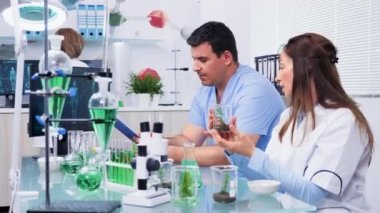 Biyoloji alanında araştırmacı bir stajyer le konuşuyor