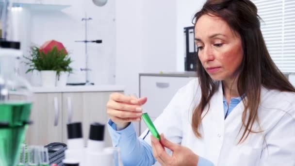 Portret kobiecego Bio-naukowca — Wideo stockowe