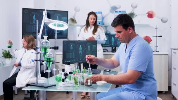 Assistente masculino preparando amostras biológicas — Vídeo de Stock