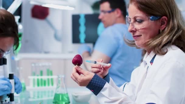 Крупним планом кадри дослідник тестування нової ГМО на полуниці — стокове відео