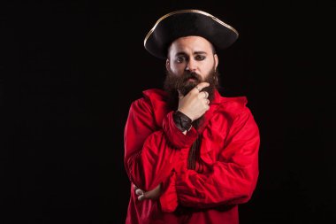 Sakalına dokunan ve cadılar bayramı için barbar bir korsan gibi görünen adam