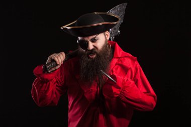 Siyah arka plan üzerine bir ortaçağ sakallı korsan portresi.