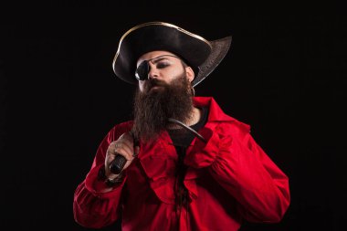 Cadılar Bayramı için kameraya ciddi görünümlü bir korsan kostümü yakışıklı sakallı adam Portresi