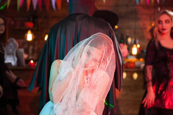 Маленькая девочка без эмоций, одетая как невеста на вечеринке в честь Хэллоуина — стоковое фото