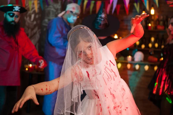 Petite fille effrayante à une fête d'Halloween habillée comme une mariée en robe de désherbage — Photo