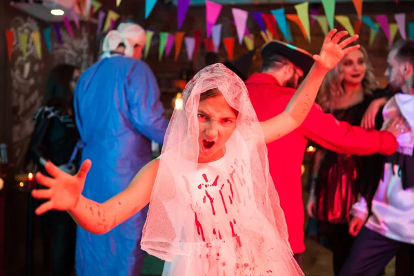 Портрет маленькой девочки, кричащей как невеста на Хэллоуин — стоковое фото