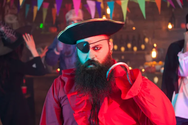 Retrato del hombre vestido como pirata mirando enojado a la cámara mientras celebra Halloween —  Fotos de Stock