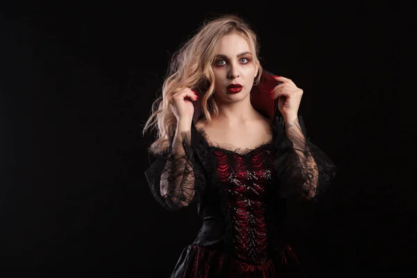 Belle femme vampire dans une robe noire pour Halloween — Photo