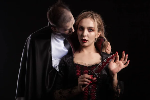 Porträt eines schönen Paares in mittelalterlichen Kostümen mit Vampir-Make-up für Halloween — Stockfoto