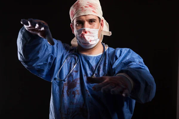 Чокнутый сумасшедший доктор в синем пальто и маске на черном фоне — стоковое фото