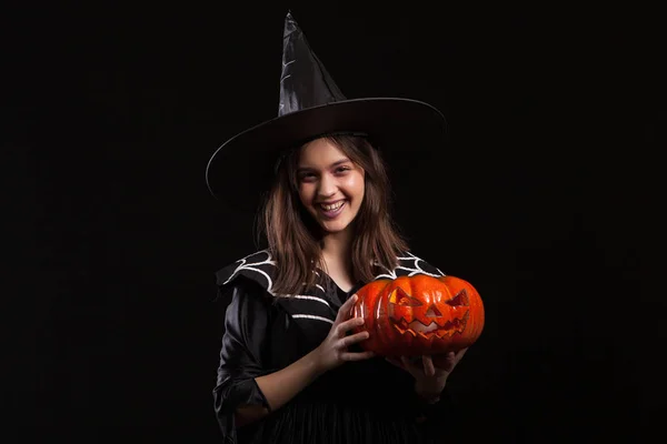 Мила дівчинка зі злим сміхом робить чаклунство з качалкою на Хеллоуїн — стокове фото