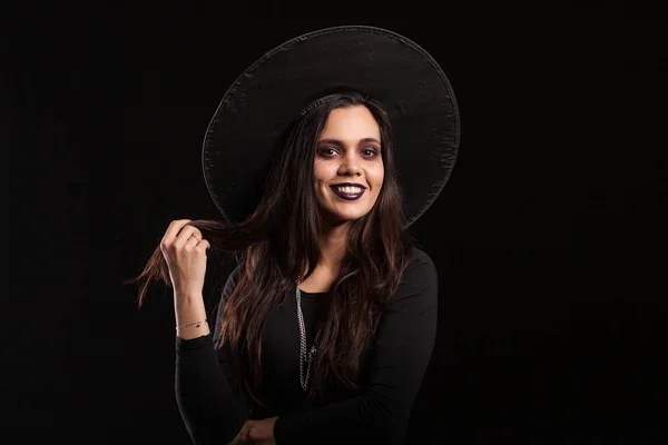 Mulher bonita alegre em um traje de bruxa com assustador compõem para halloween — Fotografia de Stock