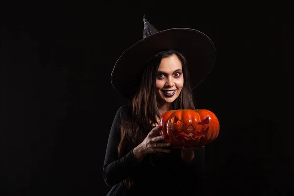 Jovem mulher bonita vestida como uma bruxa para o dia das bruxas — Fotografia de Stock