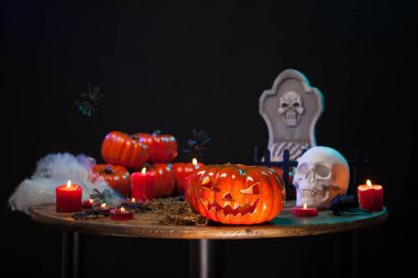 Ahşap bir masada oturan farklı halloween dekorasyon.