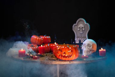 Cadılar Bayramı kutlaması için ahşap bir masada korkunç kabak ile korku sahnesi