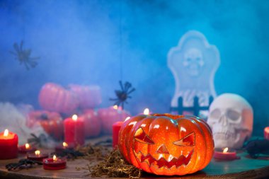 Yakın ürpertici kabak ile cadılar bayramı kutlamasında yanan mumlar