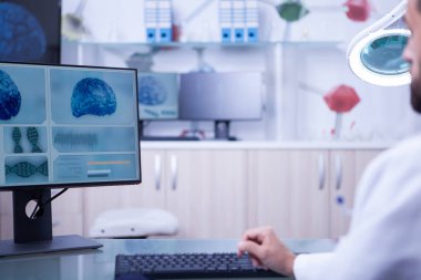 Genç bir doktor tarafından muayene edilen bir beyin röntgeni fotoğrafı