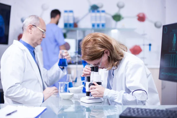 질병에 대항하는 실험실에서 일하는 수석 여성 과학자 — 스톡 사진