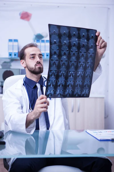 Mladý doktor na klinice s mozkovou radiografií — Stock fotografie