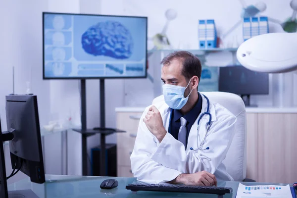 Concentrating doctor on his work at the cabing with his mout covered — Stock Photo, Image