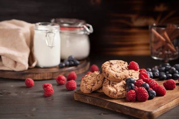 Friska och läckra choklad kex nybakat — Stockfoto