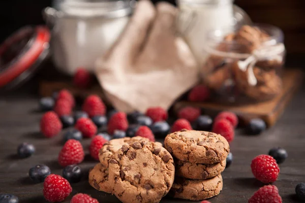 Sütlü kahvaltıda koyu çikolataile pişirilen lezzetli bisküviler — Stok fotoğraf