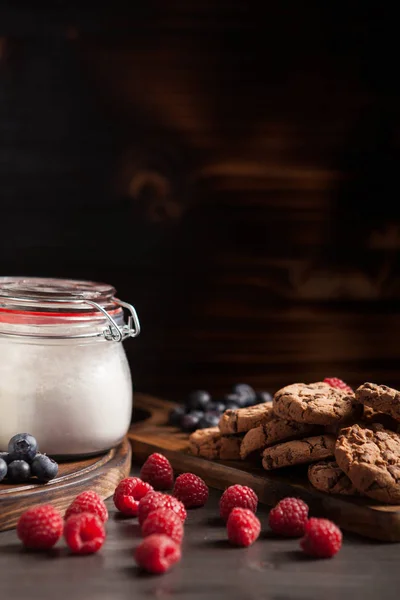 Finom és ízletes sütemények reggelire, tejjel — Stock Fotó