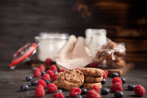 Rustikt träbord med gott och gott bageri — Stockfoto