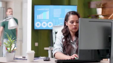 Içinde çalışan insanlarla meşgul bir ofis in shot ifşa