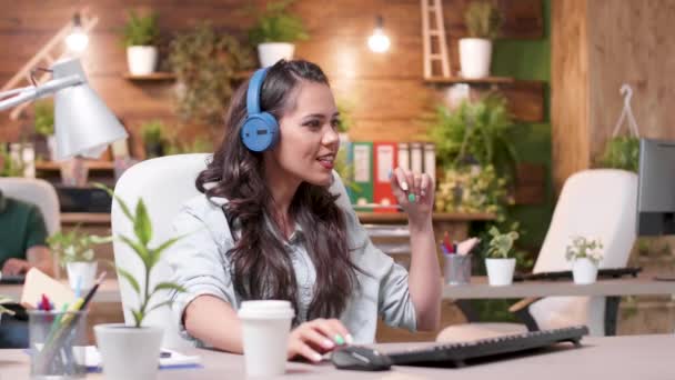 Mujer escucha música, baila y comienza a cantar en la oficina — Vídeo de stock