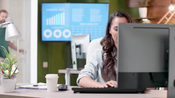 Plan révélateur de la femme travaillant dans un bureau confortable — Video