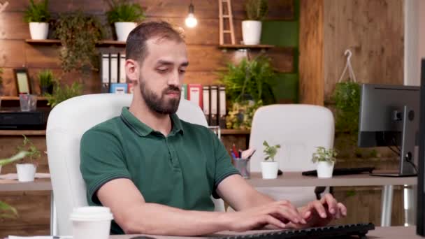 Gündelik clother çalışan ofis çalışanı bilgisayarda çalışır — Stok video