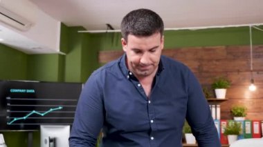 İşadamı elinde bir fincan kahveyle işe geliyor