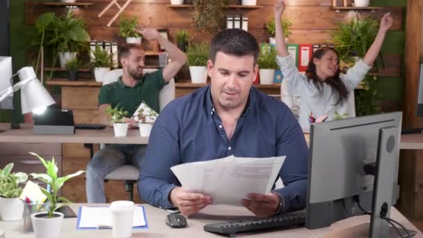 Pracovníci sady Office oslavují velký prodej — Stock video