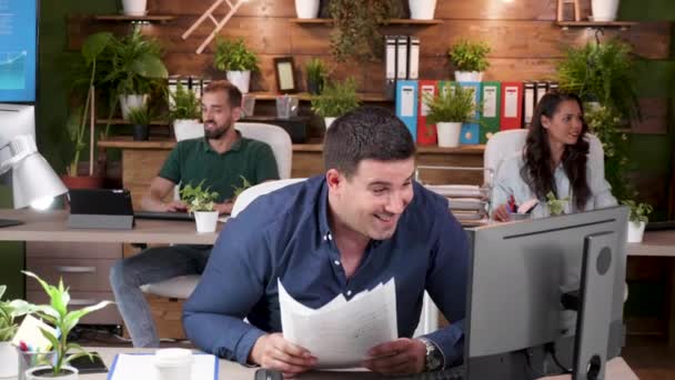 Büroangestellte lesen eine spannende E-Mail und sind sehr glücklich — Stockvideo