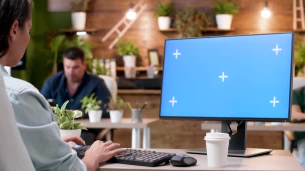 Vrouw typen op een computer met een blauw scherm mock-up — Stockvideo