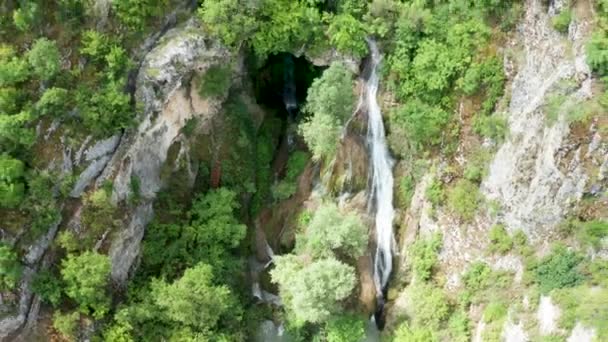 Vista aérea de cima para baixo da bela cachoeira da montanha — Vídeo de Stock